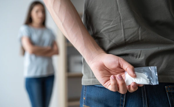 Мальчик-подросток держит закладку за спиной